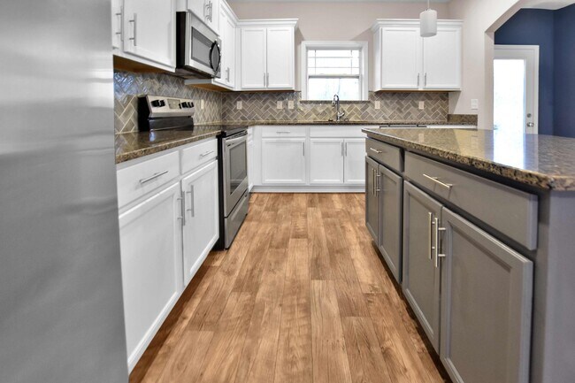 Building Photo - Pet Friendly Five Bedroom!