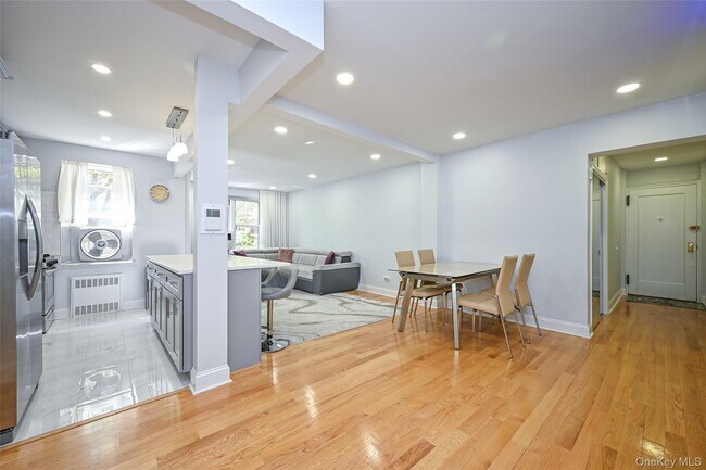 Building Photo - 105-25 65th Ave