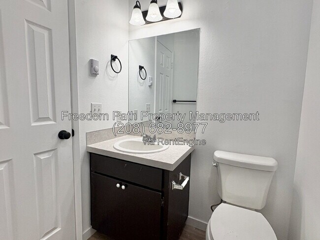 Building Photo - 2755 Fairway Dr