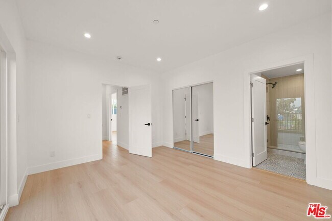 Building Photo - 913 N Hobart Blvd