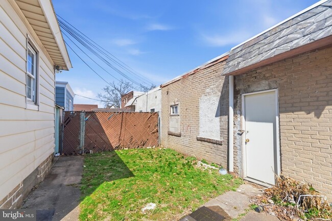 Building Photo - 4123-4100 Tyson Ave