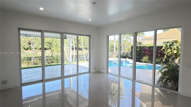 Building Photo - 3767 Oak Ridge Cir