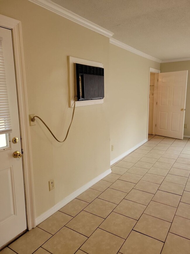 Building Photo - 3 BD 1.5 BA Ocean Springs Rental in the Go...