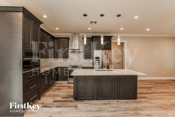 Building Photo - 6702 Cocos Dr
