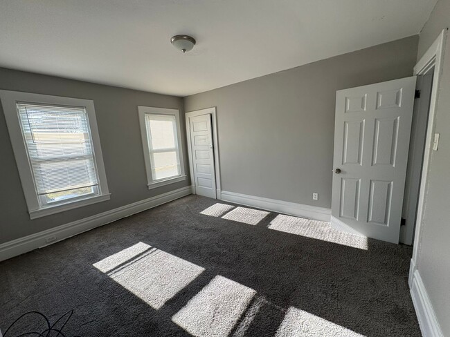 Building Photo - Lovely Two Bedroom Townhome