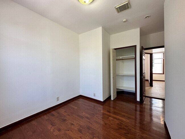 Building Photo - 125 Zabriskie St