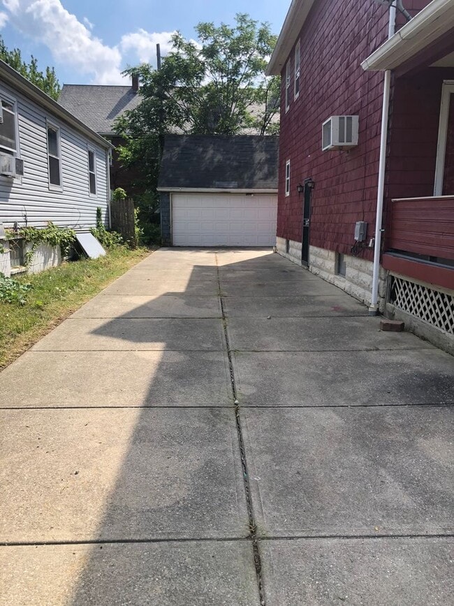 Building Photo - Section 8 Accepted! 3br/1.5ba with 2 Car G...
