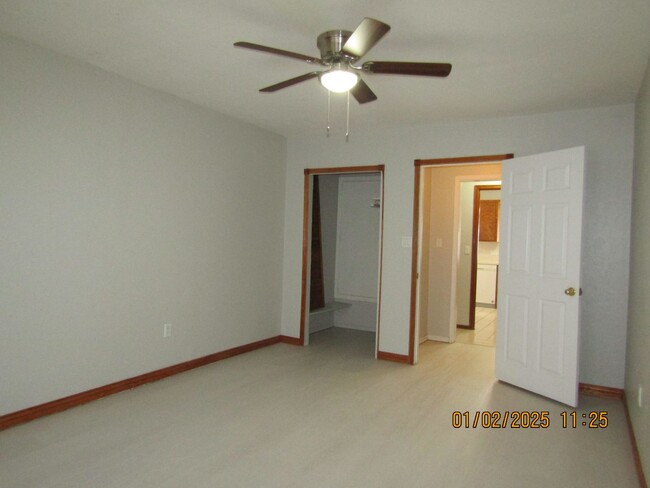 Building Photo - Freshly Painted/New Flooring Home!! No Pets!