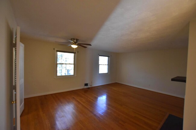 Building Photo - Spacious 2 Bedroom Apartment w/ Washer|Dry...