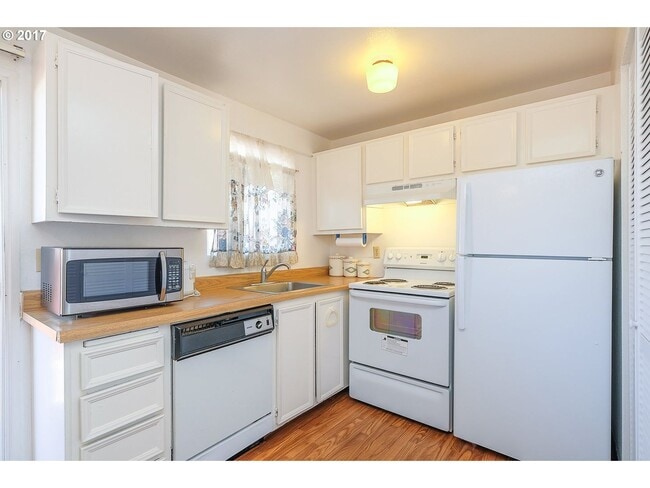 Building Photo - Updated Four-Plex in SE Portland with Fenc...