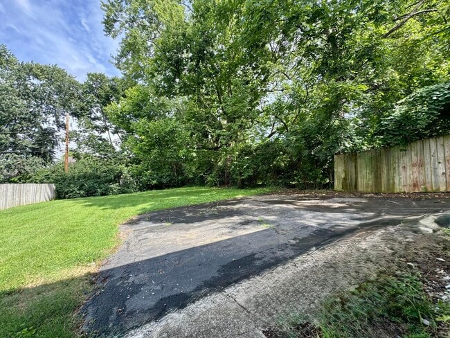 Building Photo - 2564 Millbrook Dr