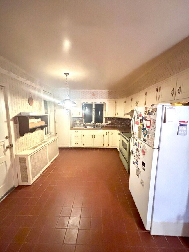 Building Photo - 627 4th St