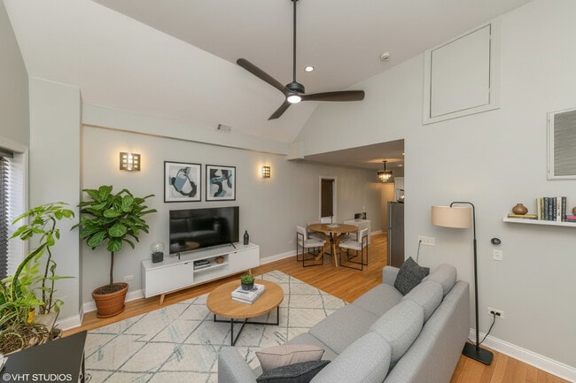 Building Photo - 2009 W 17th St