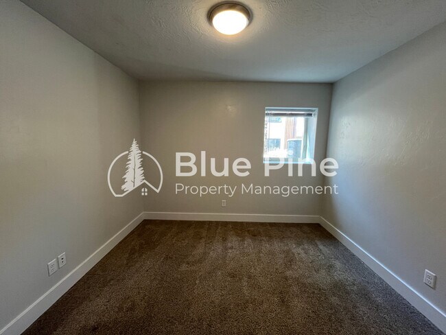 Building Photo - 1420 E 17th St