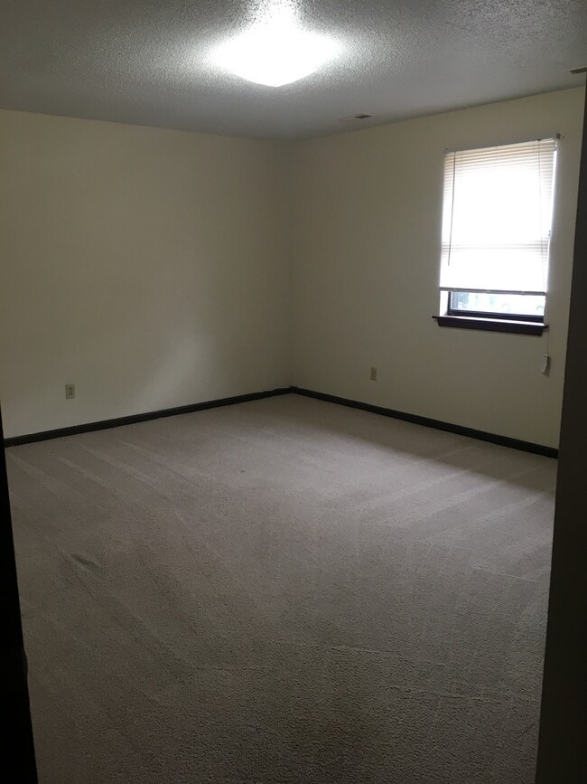 Building Photo - 2 Bedroom Condo Next to East Broadway Shopping