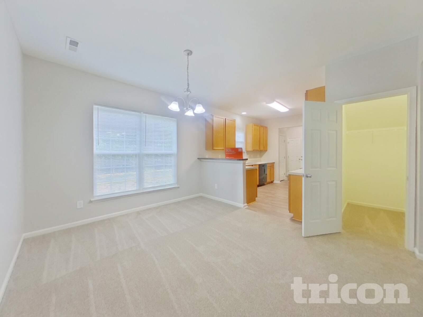 Building Photo - 2092 Roscommon Dr