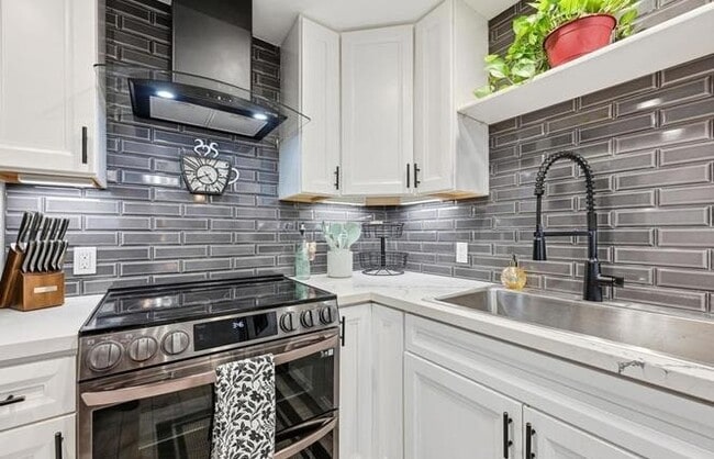 Building Photo - 744 Eastshore Terrace