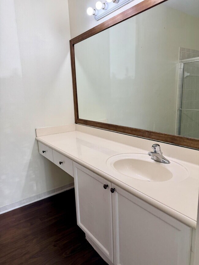 Building Photo - "Charming 3-Bed, 2-Bath Oasis in Wellington's Heart – 1060 Sqft of Comfort Awaits!"