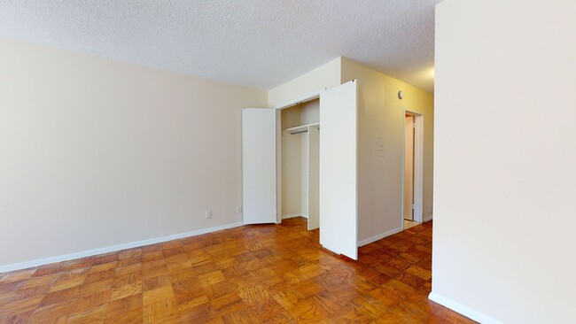 Building Photo - Studio Apartment Available at the Willough...