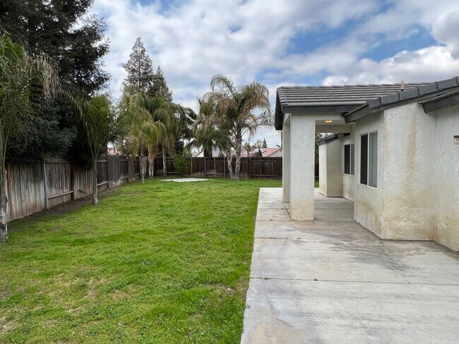 Building Photo - Spacious SW Bakersfield home!