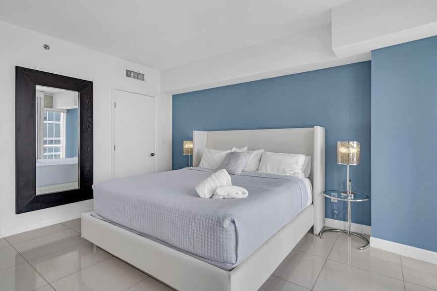 Building Photo - 485 Brickell Ave