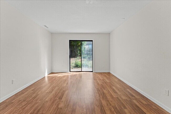 Building Photo - Renovated 4-bdrm, 2-bath Tualatin home—Corner lot, fenced yard, & prime location