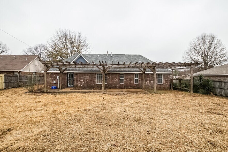 Building Photo - 10149 Phillips Dr