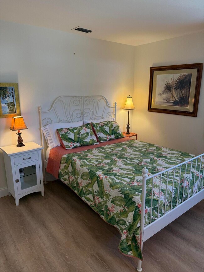 Building Photo - 440 SE Fini Dr