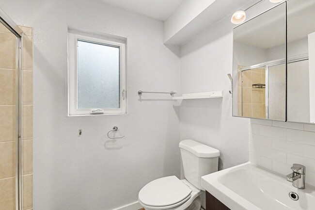 Building Photo - 13820 NE 65th St