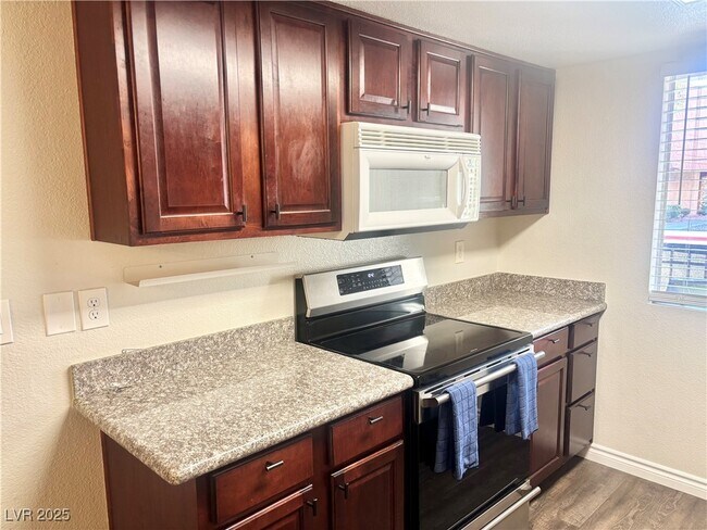 Building Photo - 5260 River Glen Dr