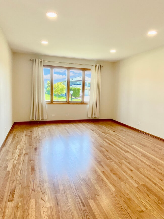 Building Photo - 2242 Eastview Dr