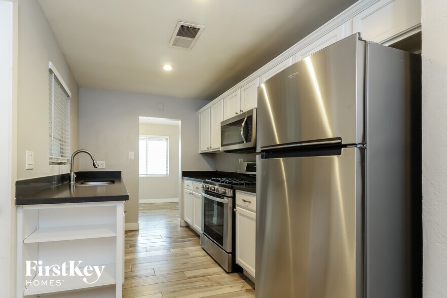 Building Photo - 3605 W San Miguel Ave