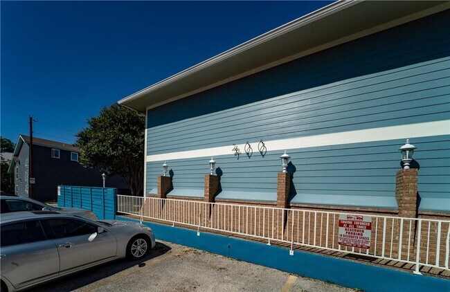 Building Photo - 400 W 35th St