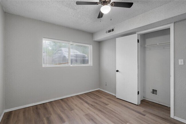 Building Photo - 865 S Douglas Ave