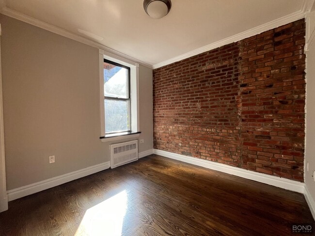 Building Photo - 424 E 9th St