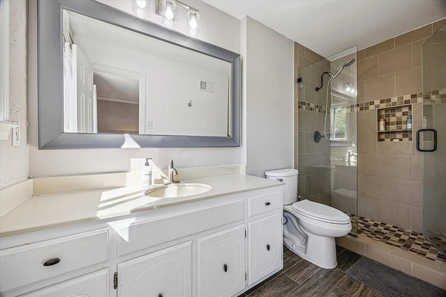 Building Photo - 8021 Brooxie Cove