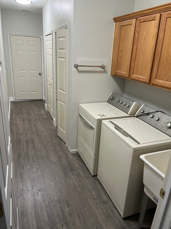 Building Photo - 5733 Twin Oaks Dr