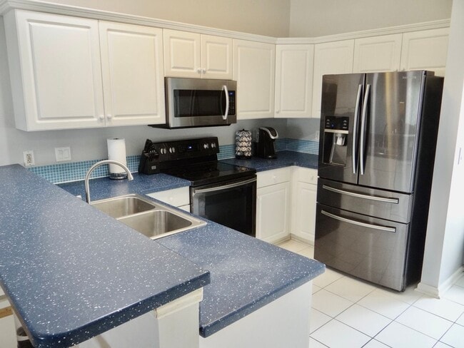 Building Photo - Seasonal Rental Available 11/25/24-4/30/25 Wifi/Cable/Water/Electric Included