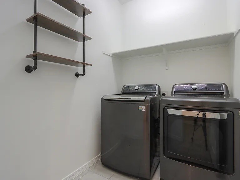 in unit washer dryer - 832 S Strahan Pl