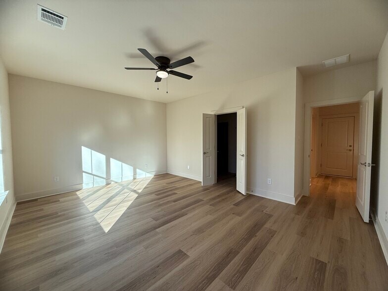 Building Photo - 106 Kirkland St