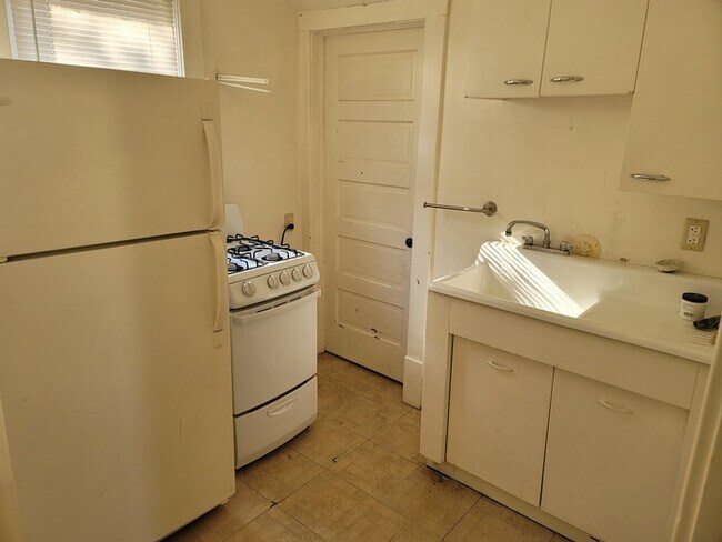 Building Photo - Two bedroom one bathroom w/double garage