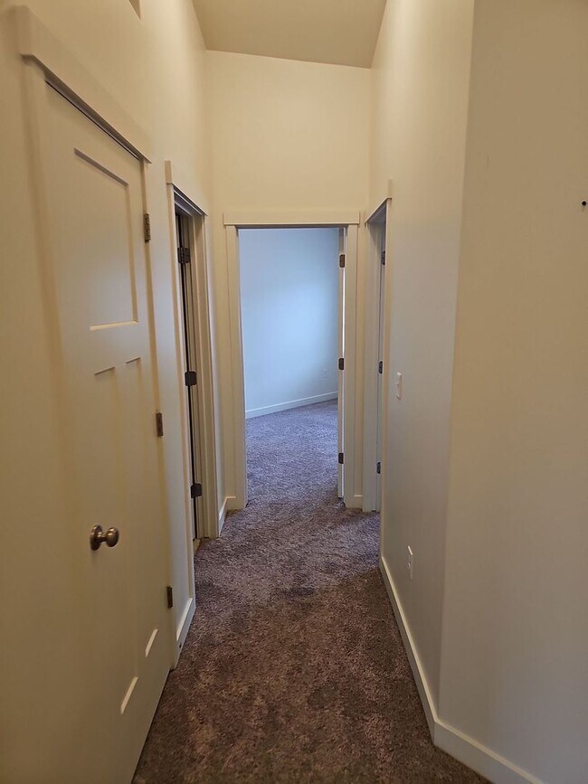Building Photo - August free! 3 Bed/3.5 Bath Town Home for Rent in Bluffdale!