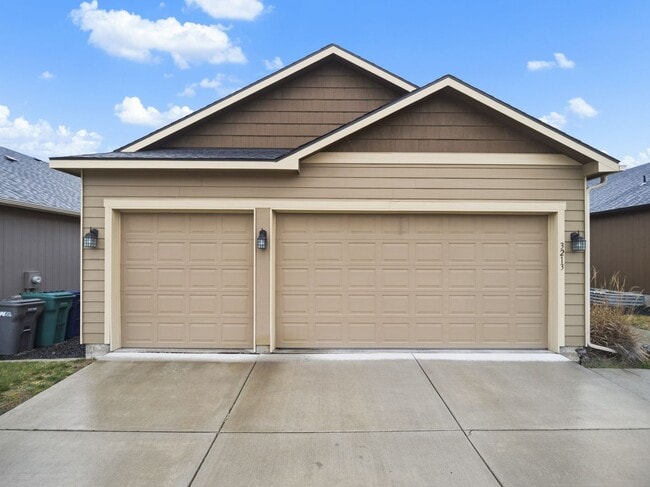 Building Photo - Spacious 5-Bedroom Home with Private Yard & Parking in Spokane