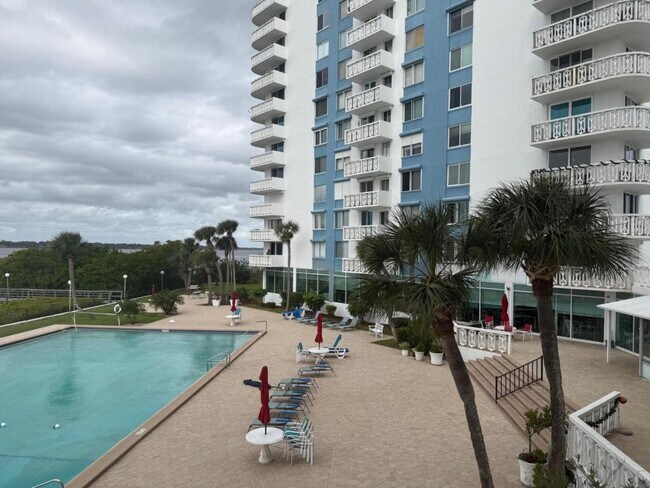 Building Photo - 925 N Halifax Ave