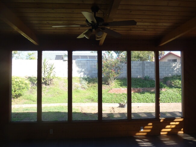 Building Photo - 3 Bed House w/Garage, Additional Family Room