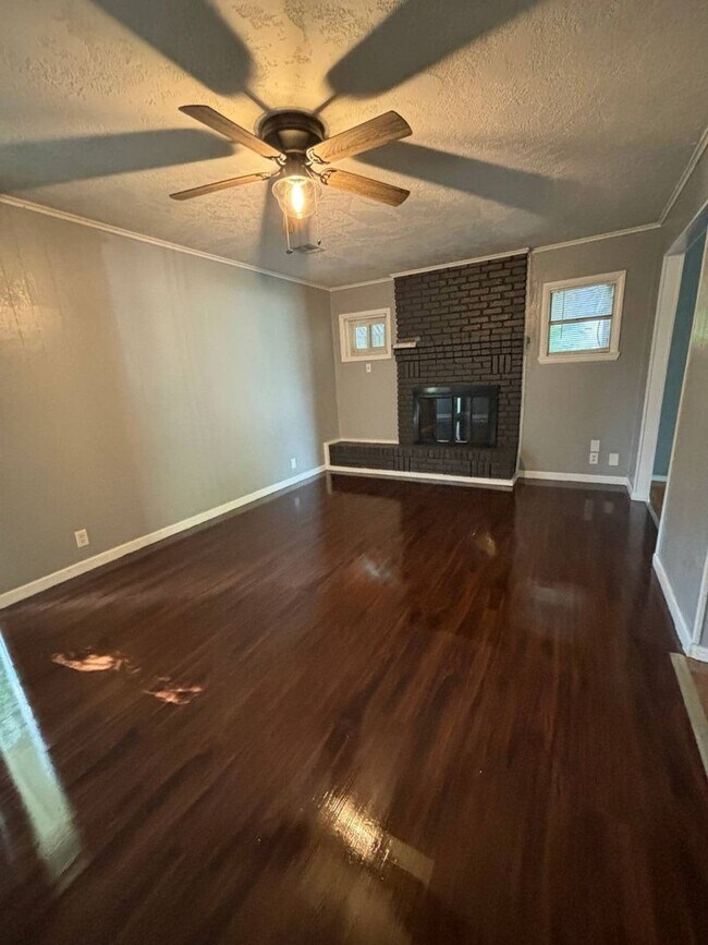 Building Photo - Must See 3 Bedroom