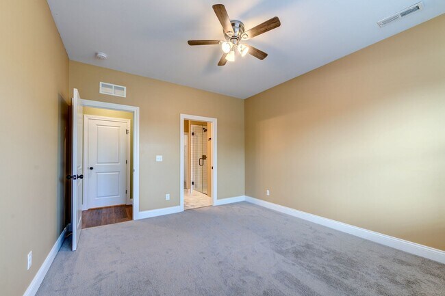 Building Photo - Updated 2 Bed 2 Bath Near SSM Cardinal Gle...
