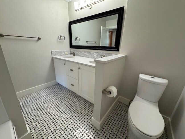 Building Photo - Downtown Craftsman, 3 Bedroom, Air Conditi...