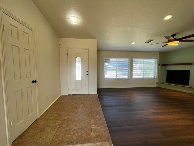 Building Photo - Palmdale 3 Bedroom + 2 Bathroom