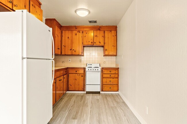 Building Photo - Oakland Oasis: Recently Renovated 1 Bed, 1...